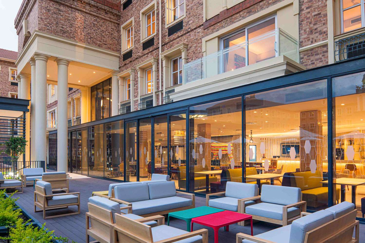 Фото Hampton by Hilton Sandton Grayston