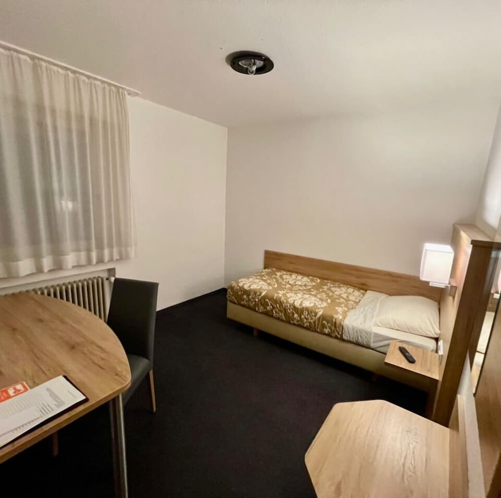 Фото Lilton Hotel Zuffenhausen