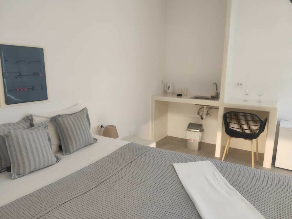 Фото White Lily - Adults Only 16 plus