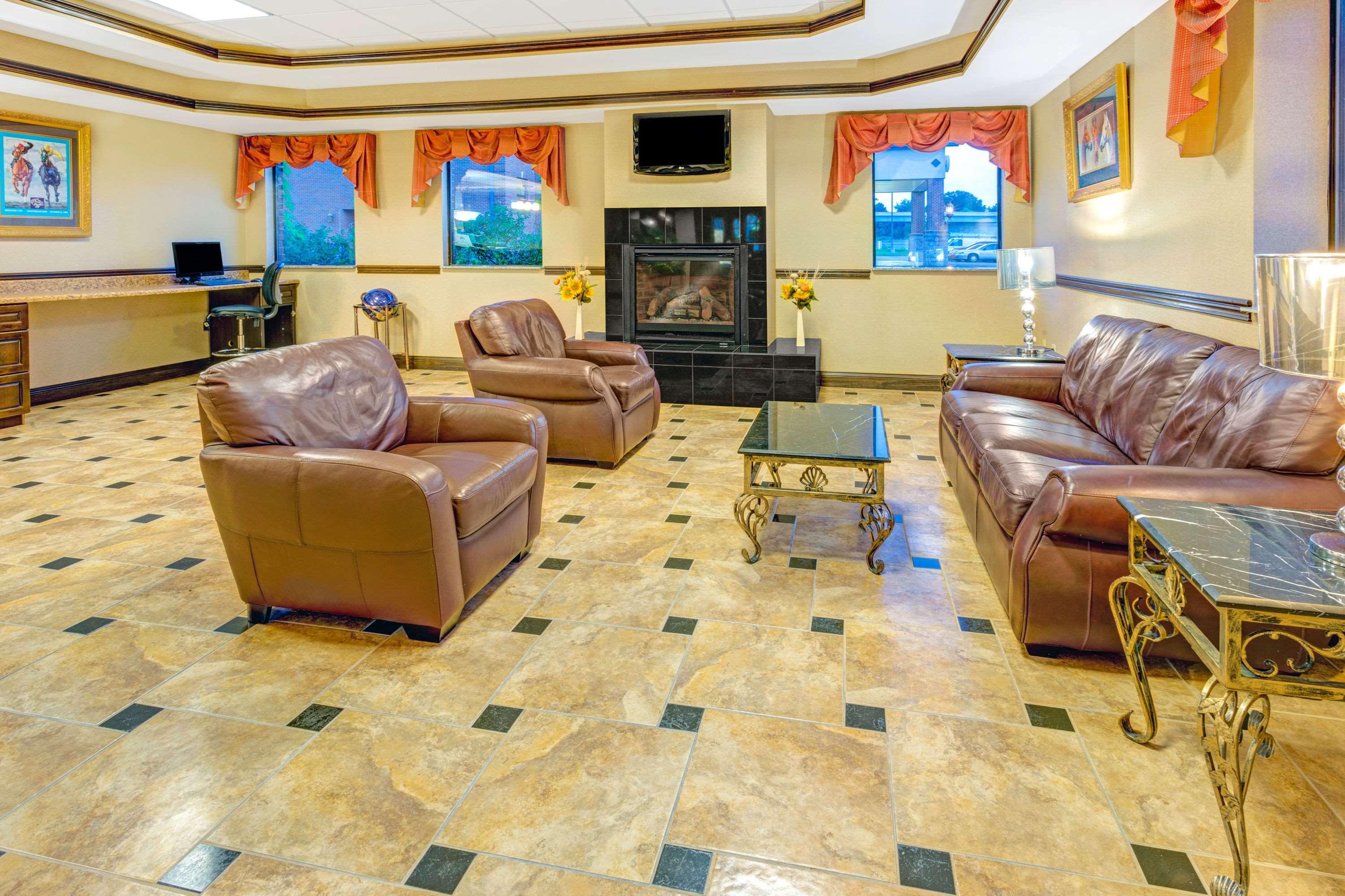 Фото Days Inn & Suites by Wyndham Jeffersonville In