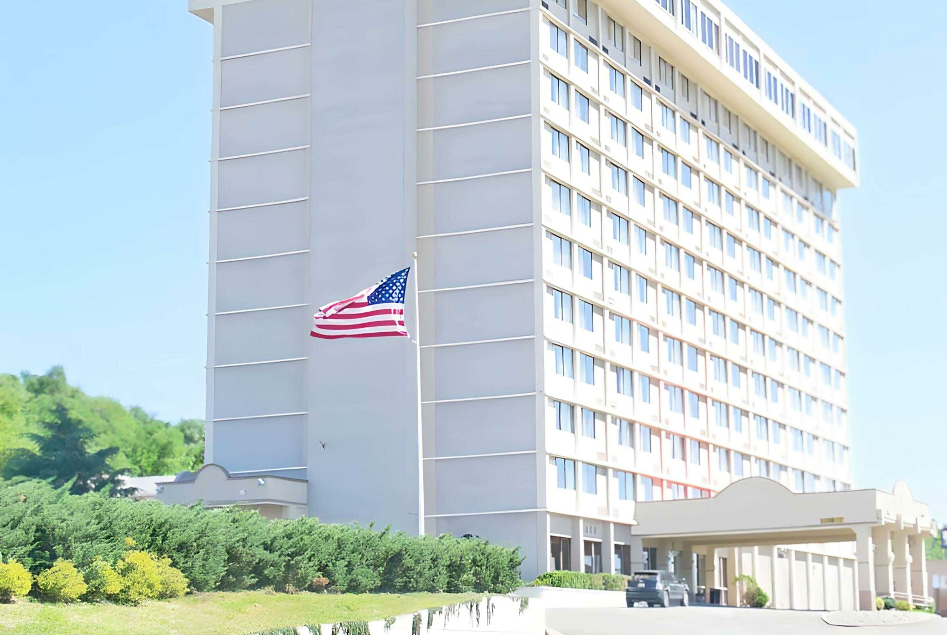 Фото Ramada by Wyndham North Bergen