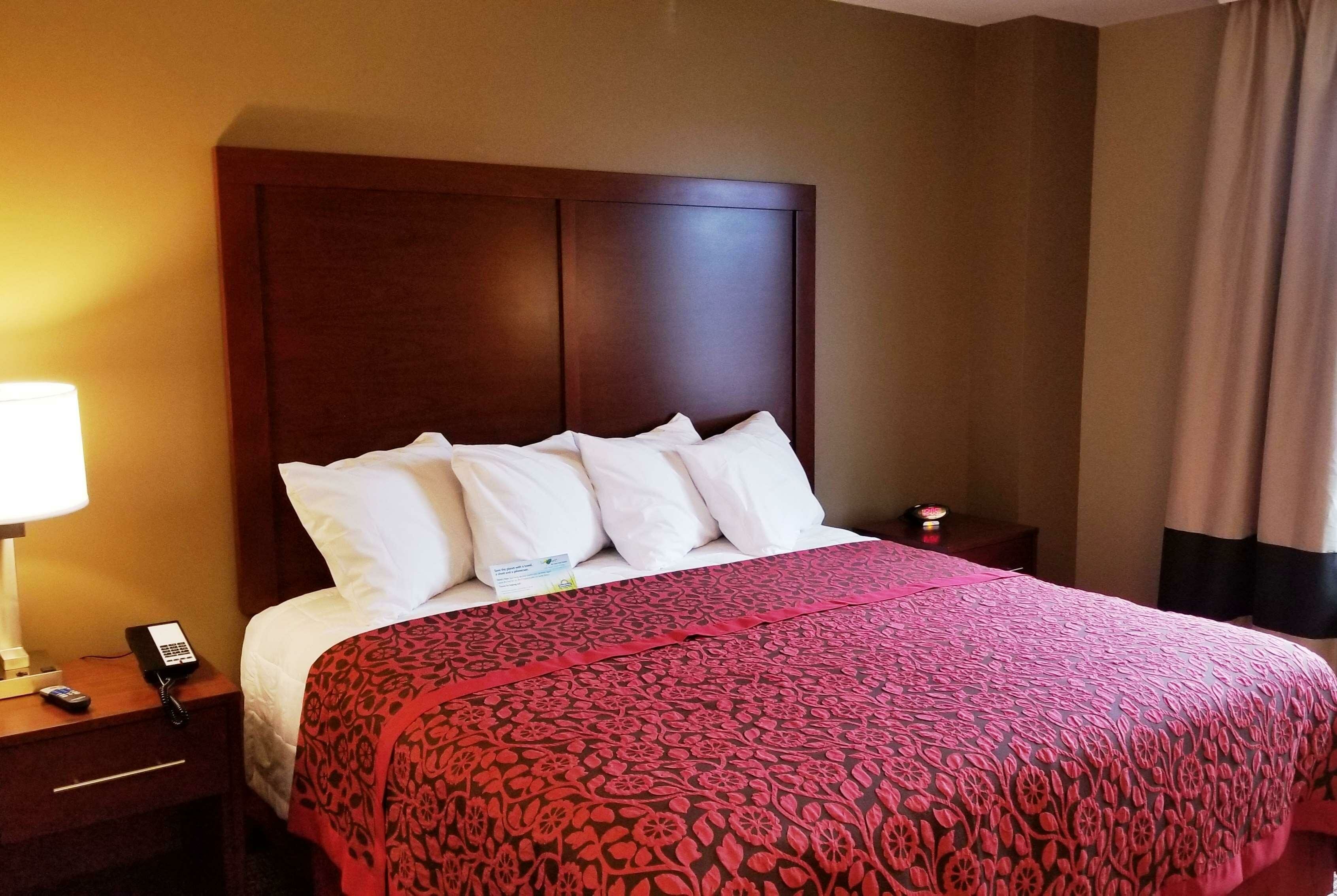 Фото Days Inn by Wyndham Brooklyn Marine Park