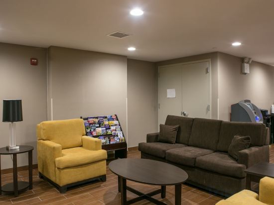 Фото Days Inn by Wyndham Brooklyn Borough Park