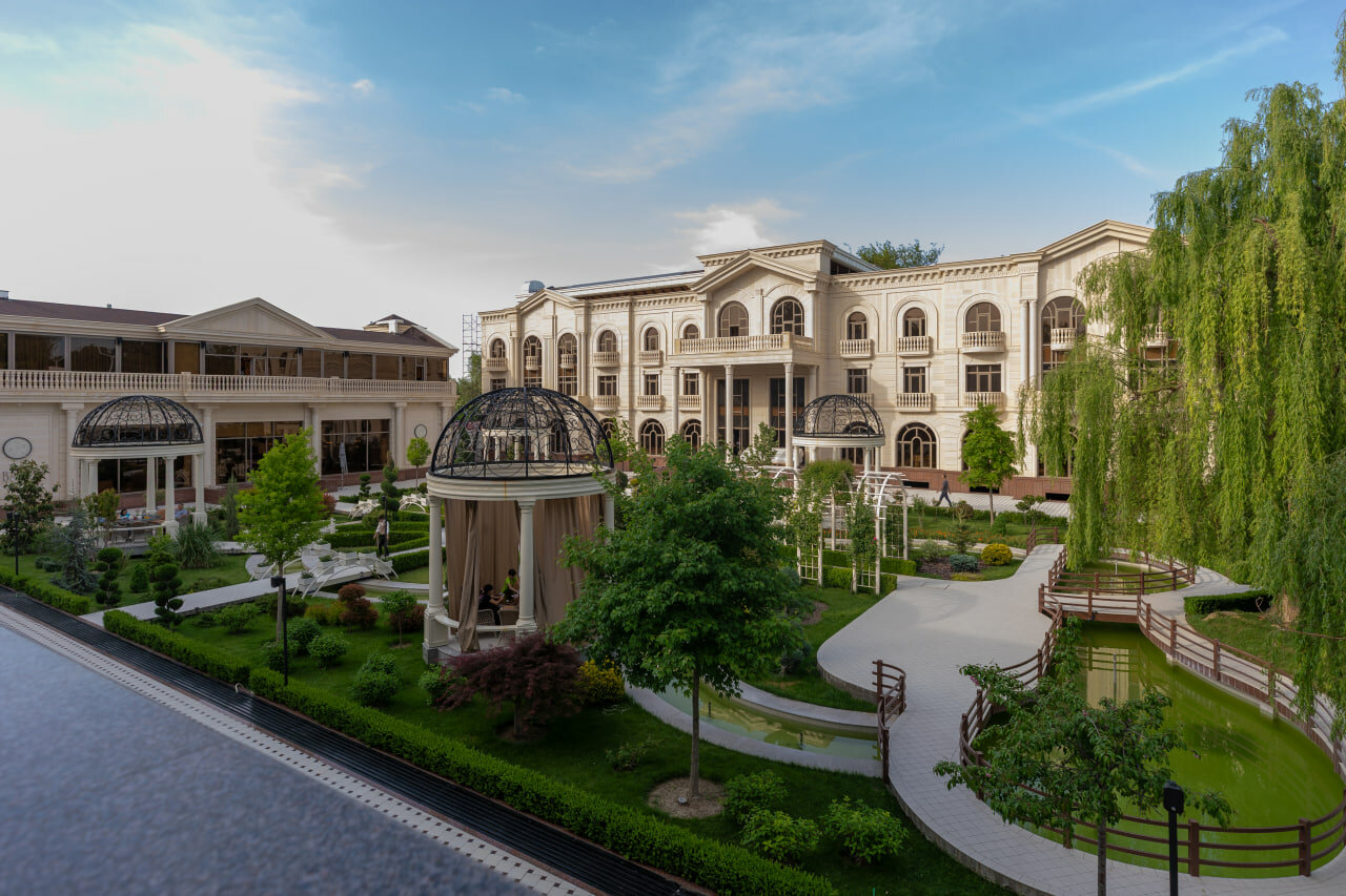 Фото Zarafshon Parkside Hotel