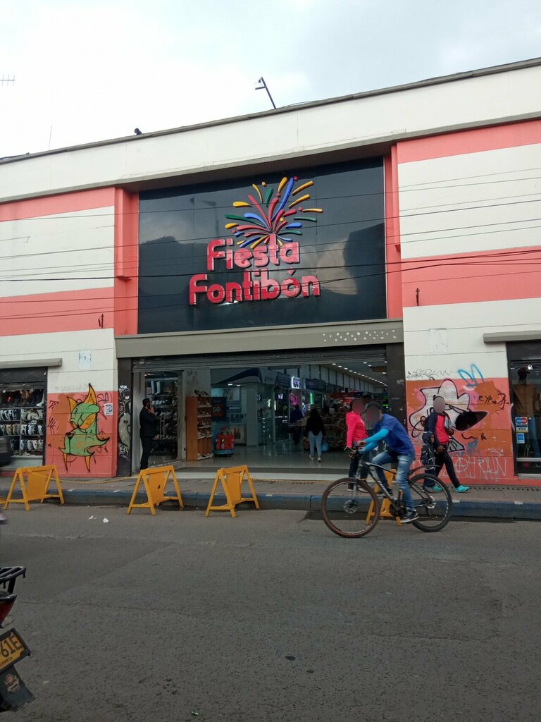 Convenience store Fiesta Fontibón Pasaje Comercial EN Cl19, Bogota, photo