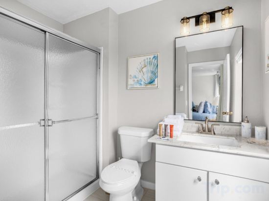 Фото 4br, 3ba T/home W Screened-in Heated Pool 4 Bedroom Townhouse by Redawning