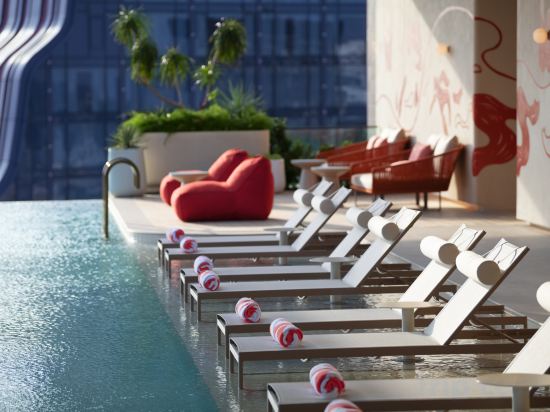 Фото KROMO Bangkok, Curio Collection by Hilton