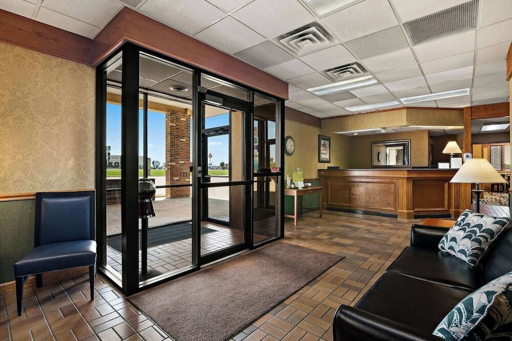 Фото Holiday Manor McPherson