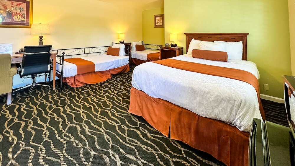 Фото The Old West Inn