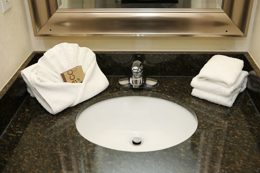 Фото Continental Inn & Suites