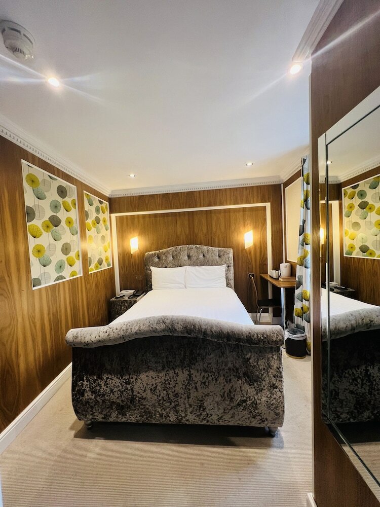 Фото Cheshire Hotel Central London