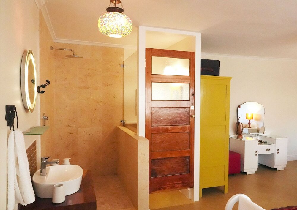 Фото Dolphin Inn Guesthouse