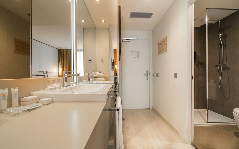 Фото Grums Barcelona Hotel & SPA