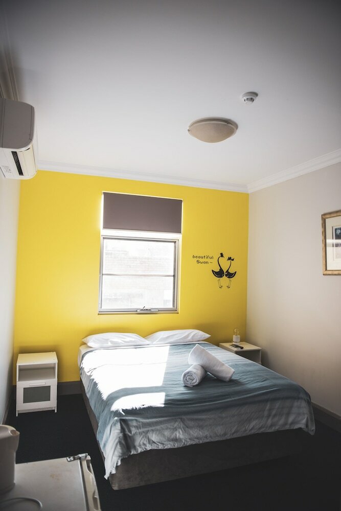 Фото The Emperors Crown Hostel