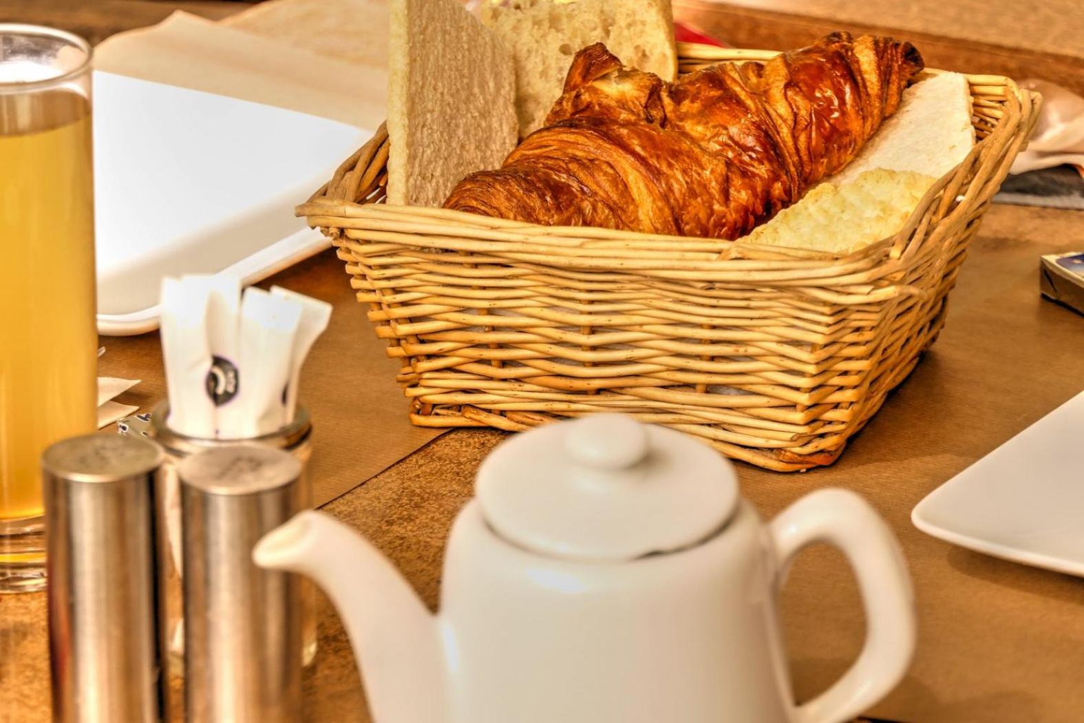 Фото Hôtel Les Corps Saints