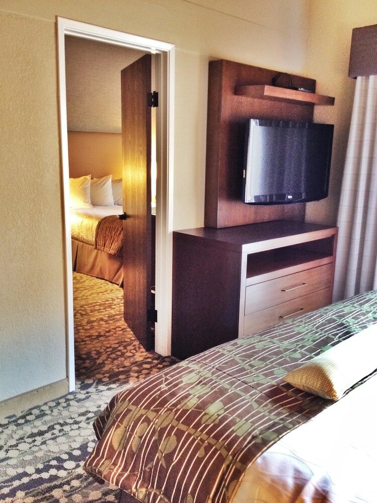 Фото Best Western The Inn & Suites Pacific Grove