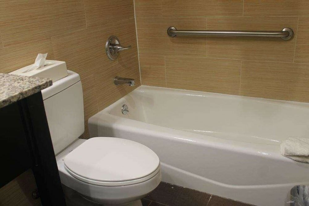 Фото Days Inn by Wyndham Brooklyn Borough Park