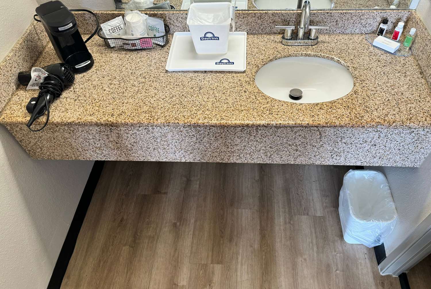 Фото Days Inn by Wyndham Cloverdale Greencastle