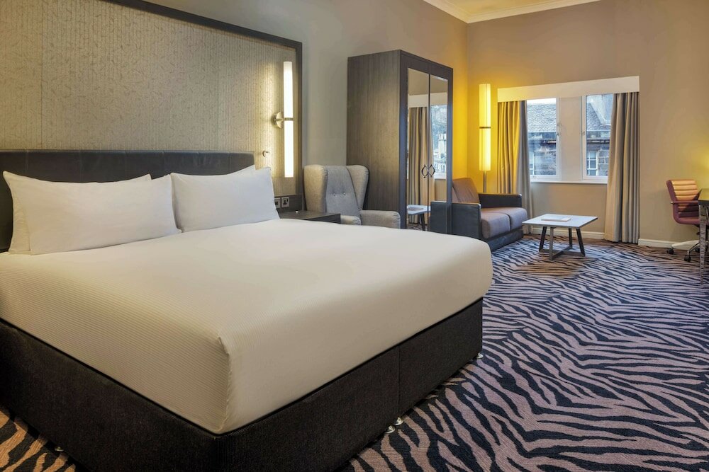 Фото DoubleTree by Hilton Edinburgh City Centre