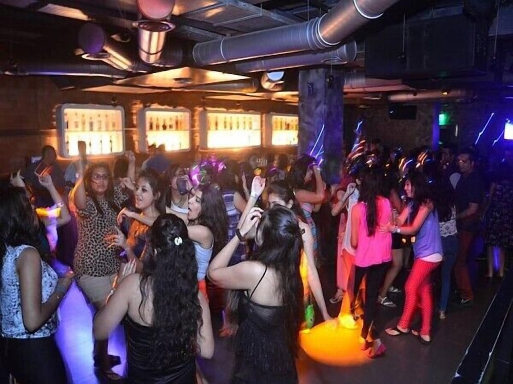 Фото SinQ Party Hotel