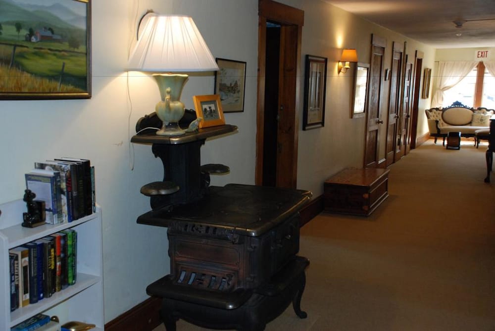 Фото Follansbee Inn