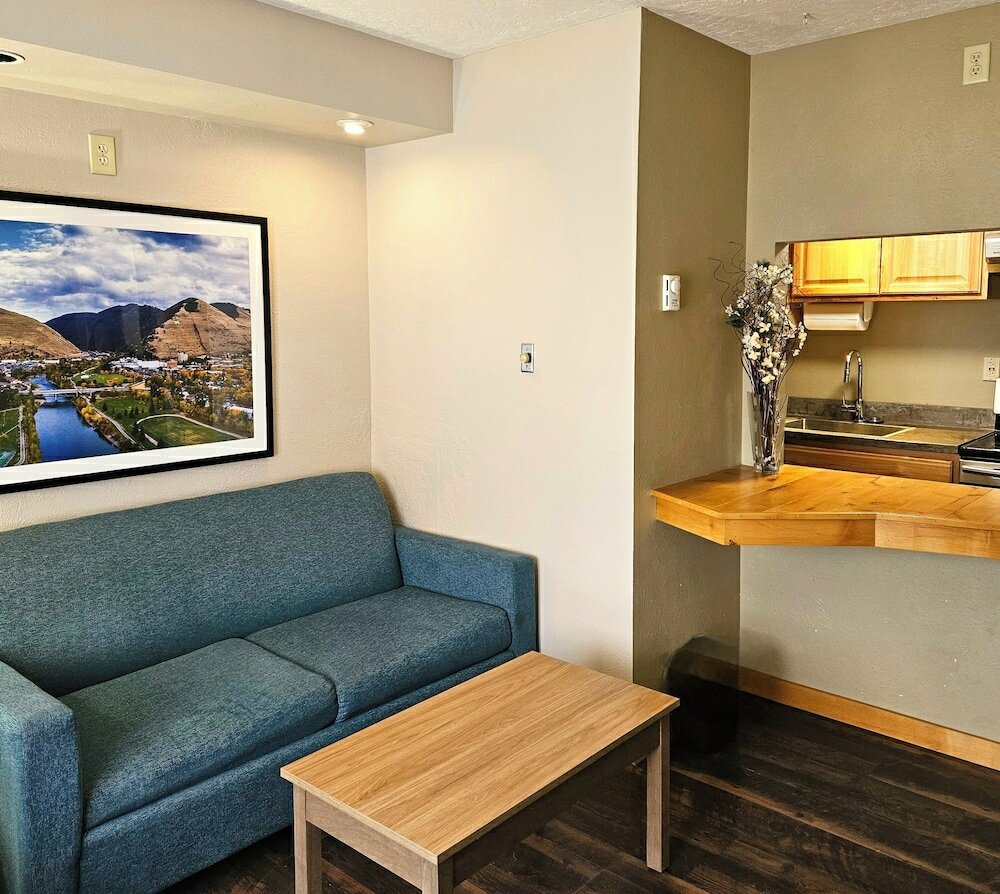 Фото Days Inn and Suites by Wyndham Downtown Missoula-University