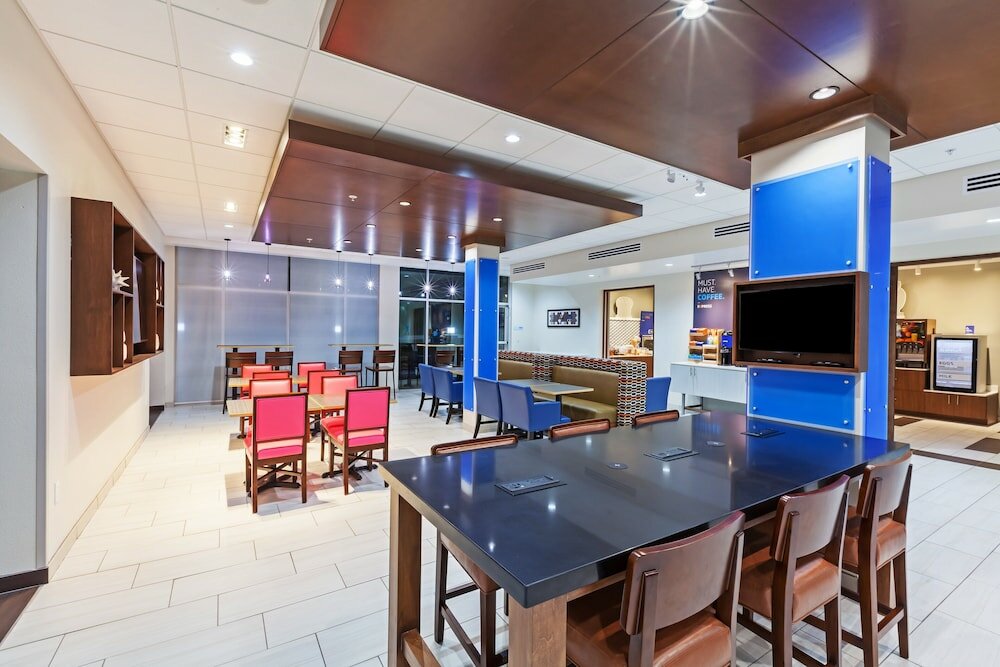 Фото Holiday Inn Express & Suites Tulsa South - Woodland Hills, an Ihg Hotel