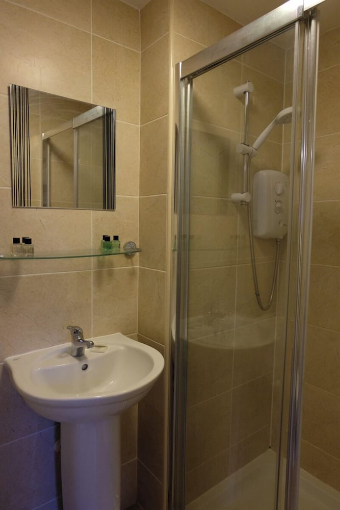 Фото The Lawns Hotel