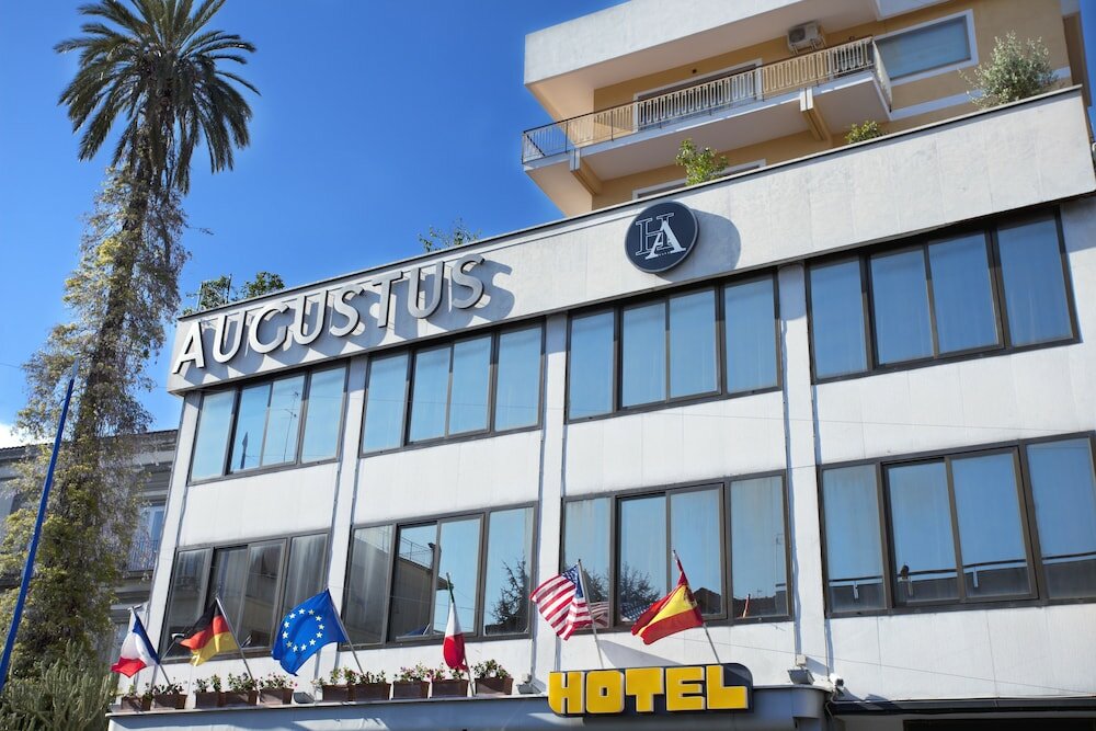 Фото отеля 1