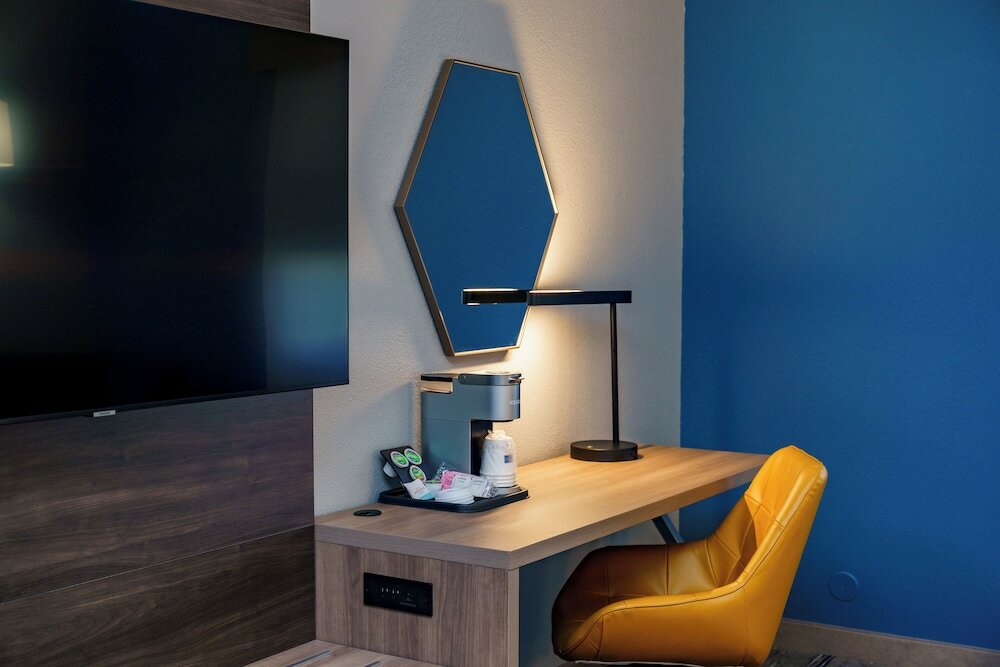 Фото Holiday Inn Express Hotel & Suites Raleigh Sw Nc State, an Ihg Hotel