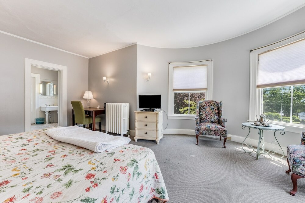 Фото Castle Manor Inn