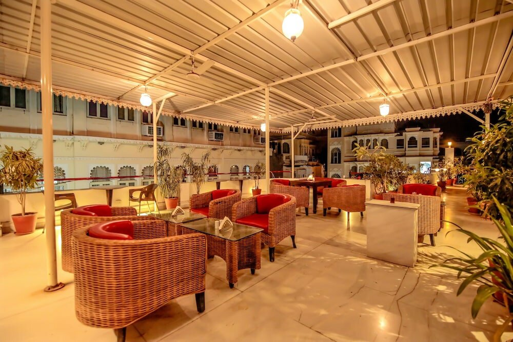 Фото Hotal Devraj Niwas on Lake Pichola Udaipur