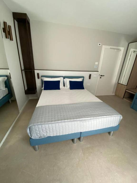 Фото Petit Hotel