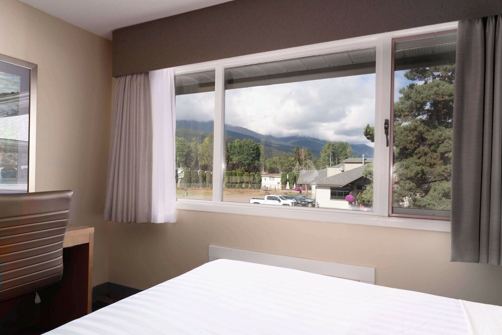 Фото Prestige Hudson Bay Lodge & Conference Centre