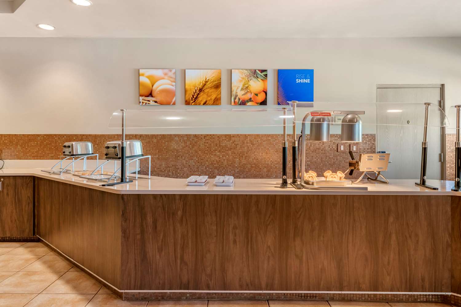 Фото Comfort Suites Maingate East