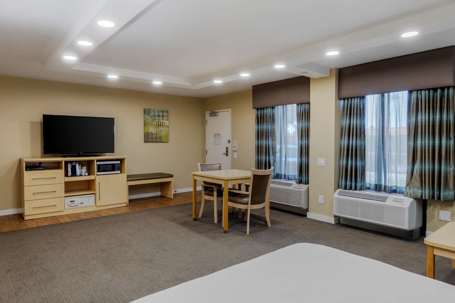 Фото Best Western Plus South Coast Inn