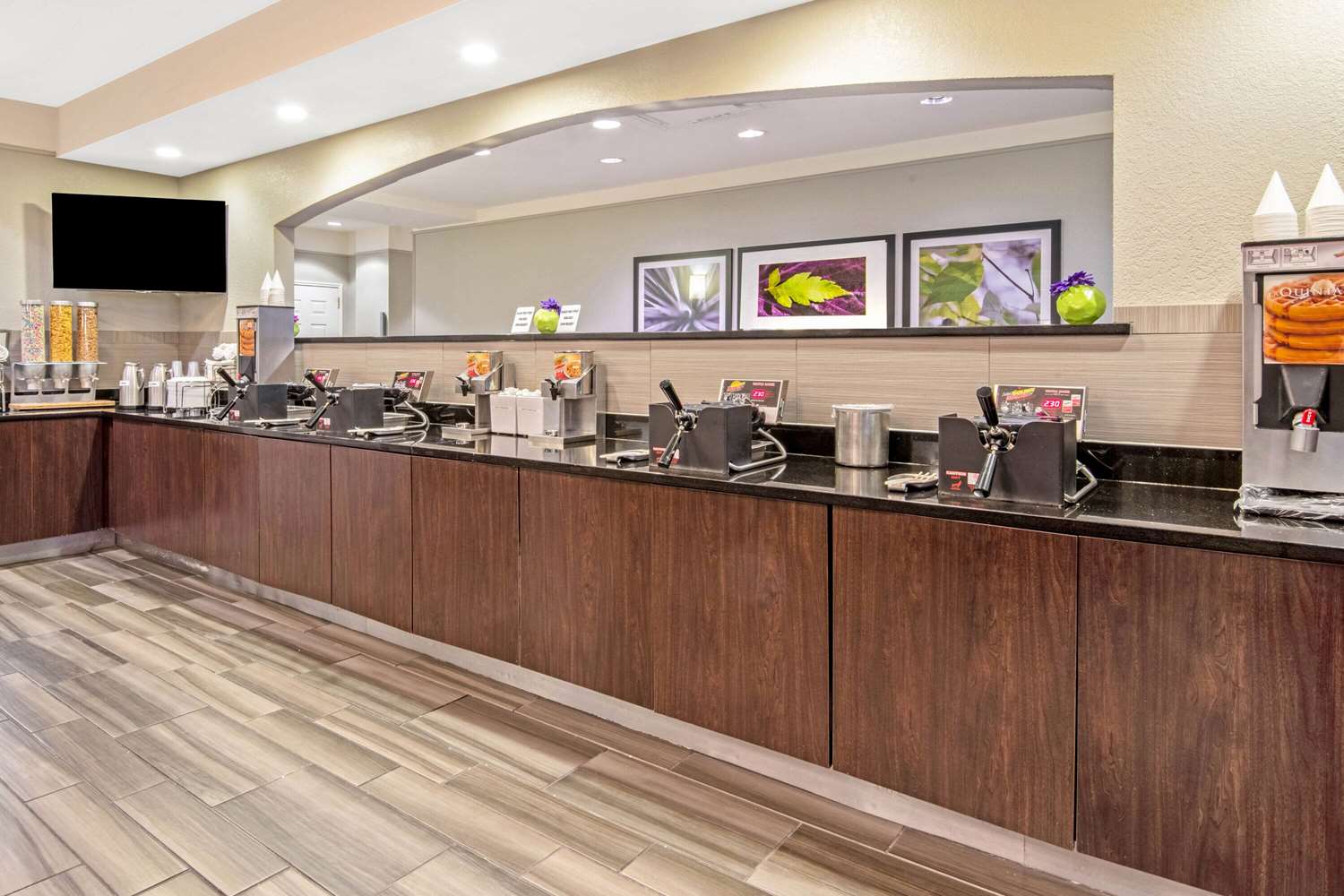 Фото La Quinta Inn & Suites by Wyndham San Antonio Airport