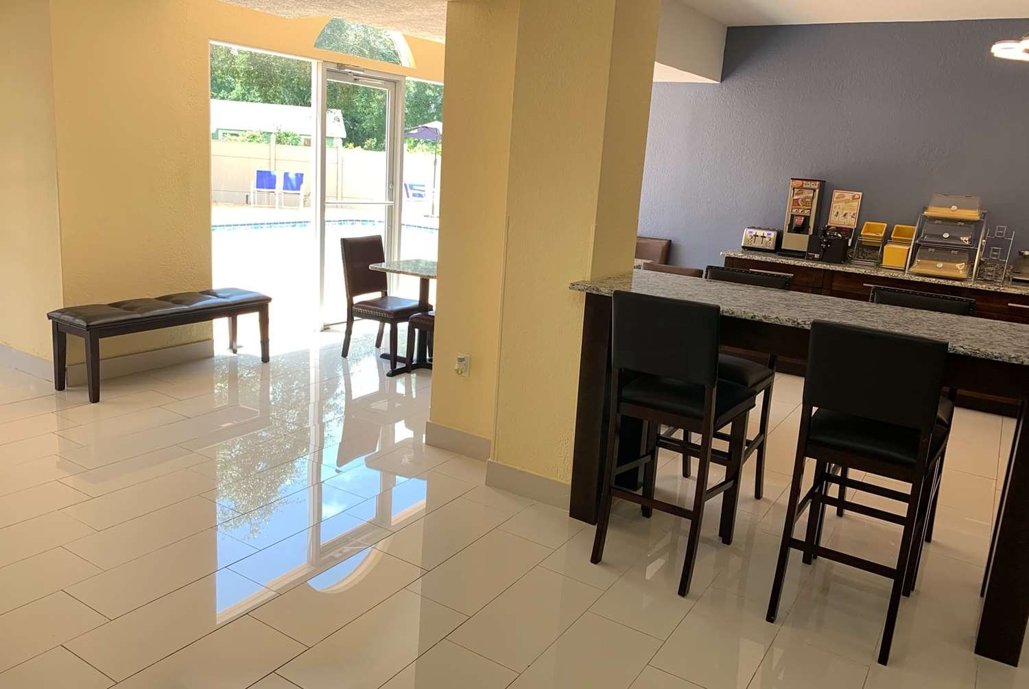 Фото Days Inn & Suites by Wyndham Tampa/Raymond James Stadium