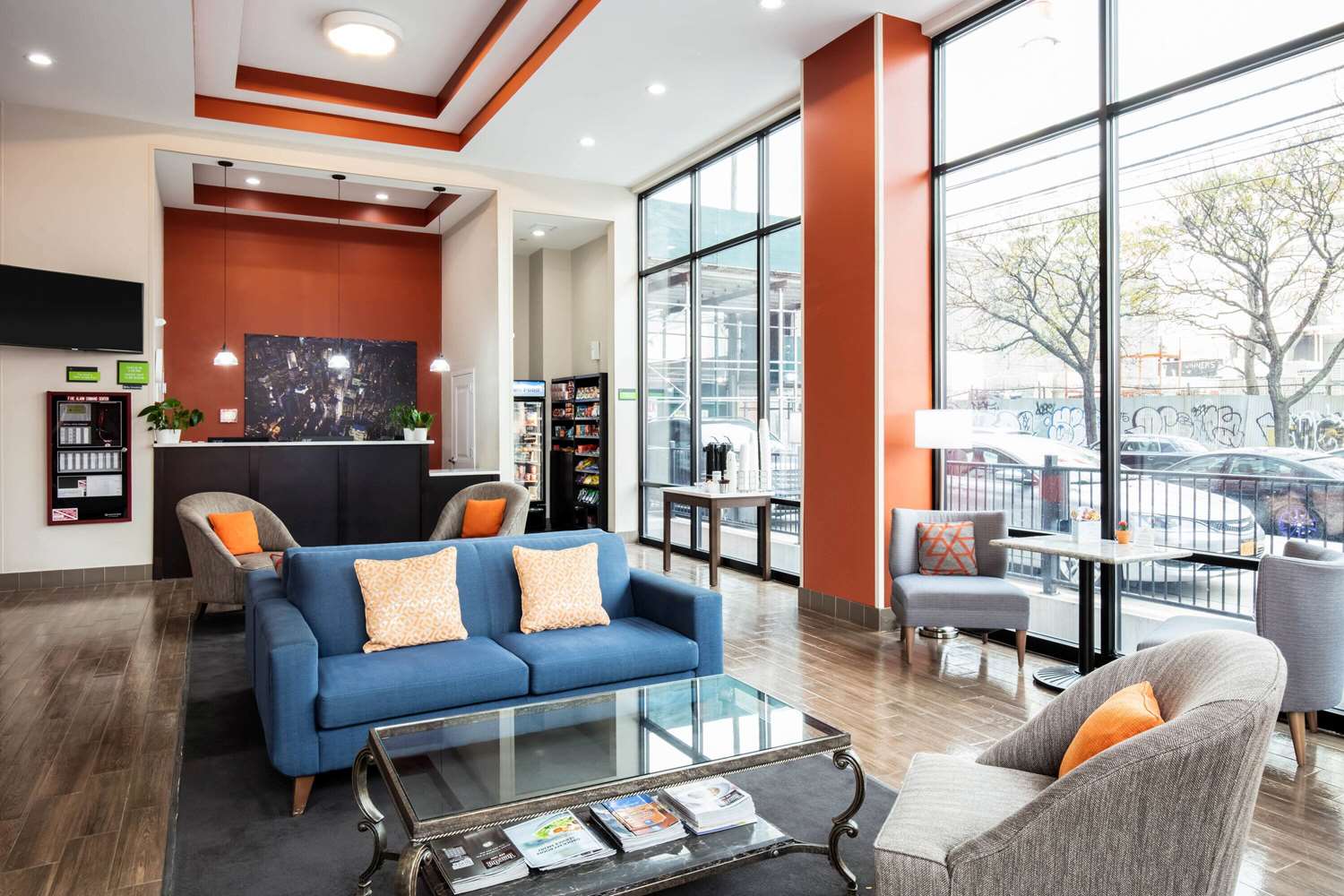 Фото La Quinta Inn and Suites by Wyndham Long Island City