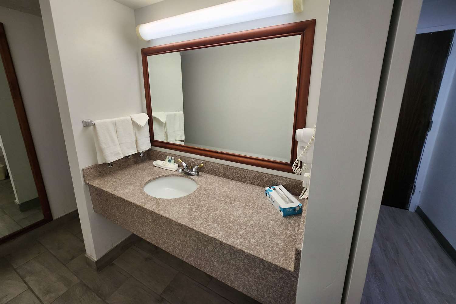 Фото Le Ritz Hotel and Suites