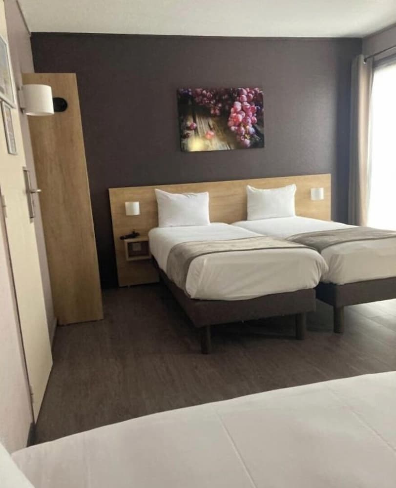 Фото Wood Inn Hôtel Aéroport Bordeaux-Mérignac