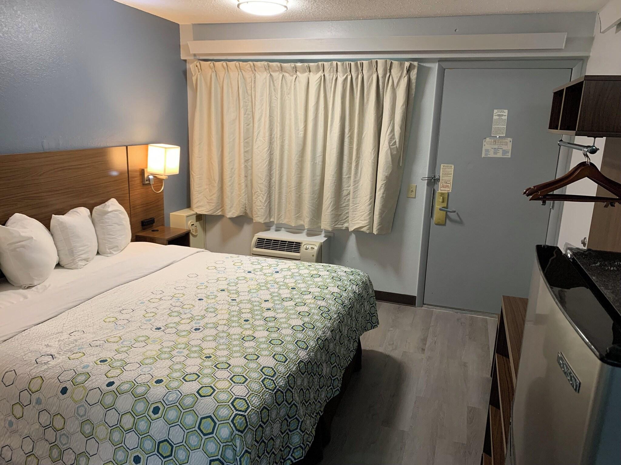 Фото HomeTowne Studios by Red Roof Mystic - New London