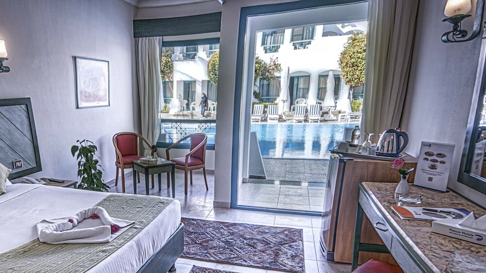 Фото Falcon Hills Hotel