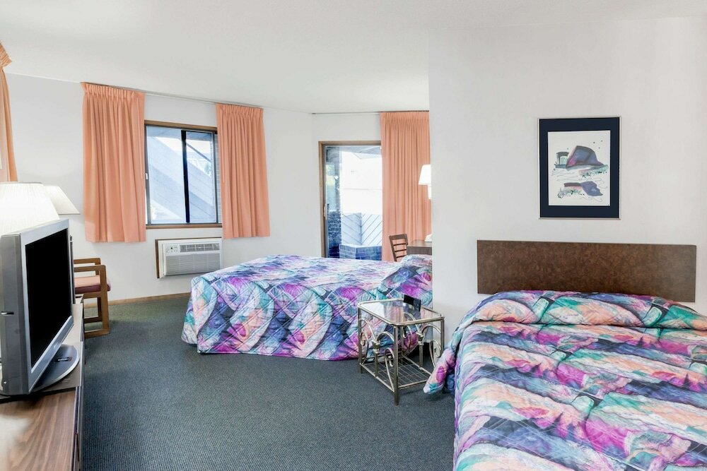 Фото Knights Inn Mackinaw City