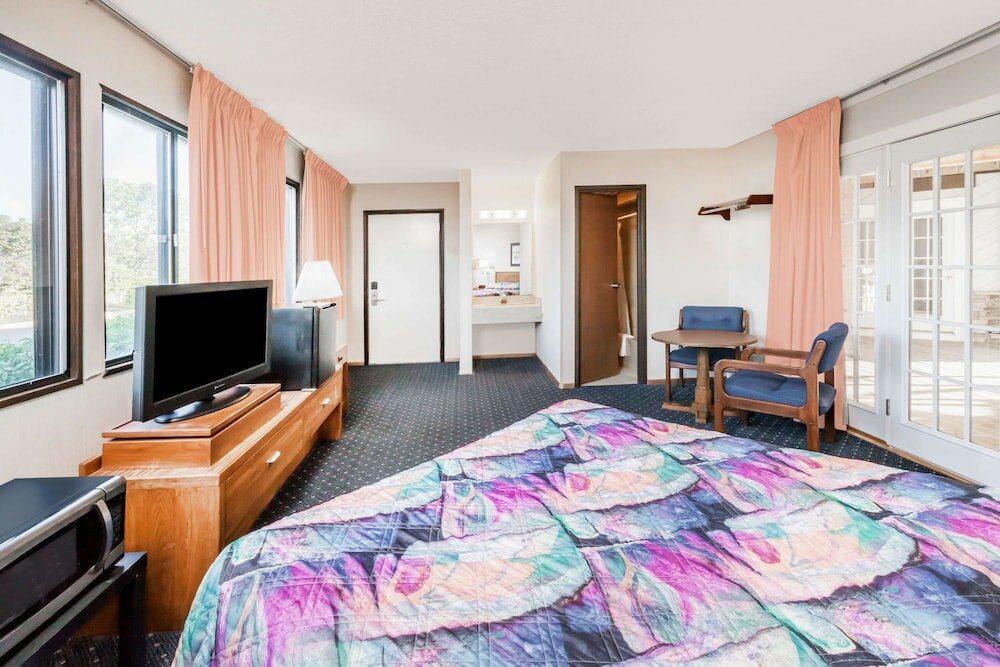 Фото Knights Inn Mackinaw City