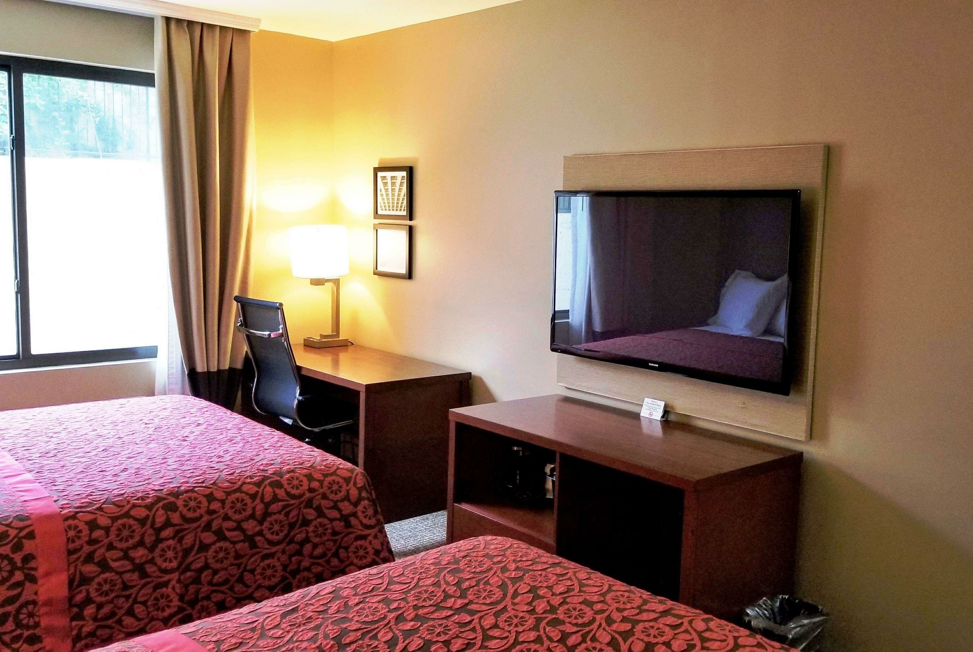 Фото Days Inn by Wyndham Brooklyn Marine Park