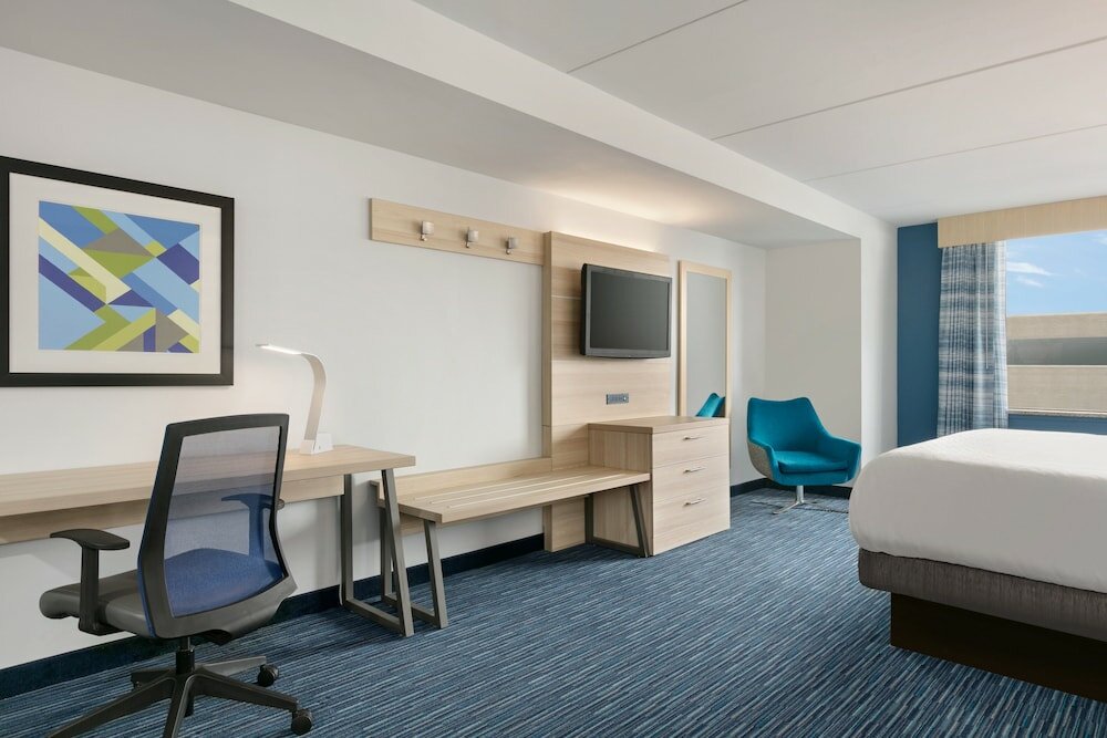 Фото Holiday Inn Express Hotel & Suites Norfolk Airport