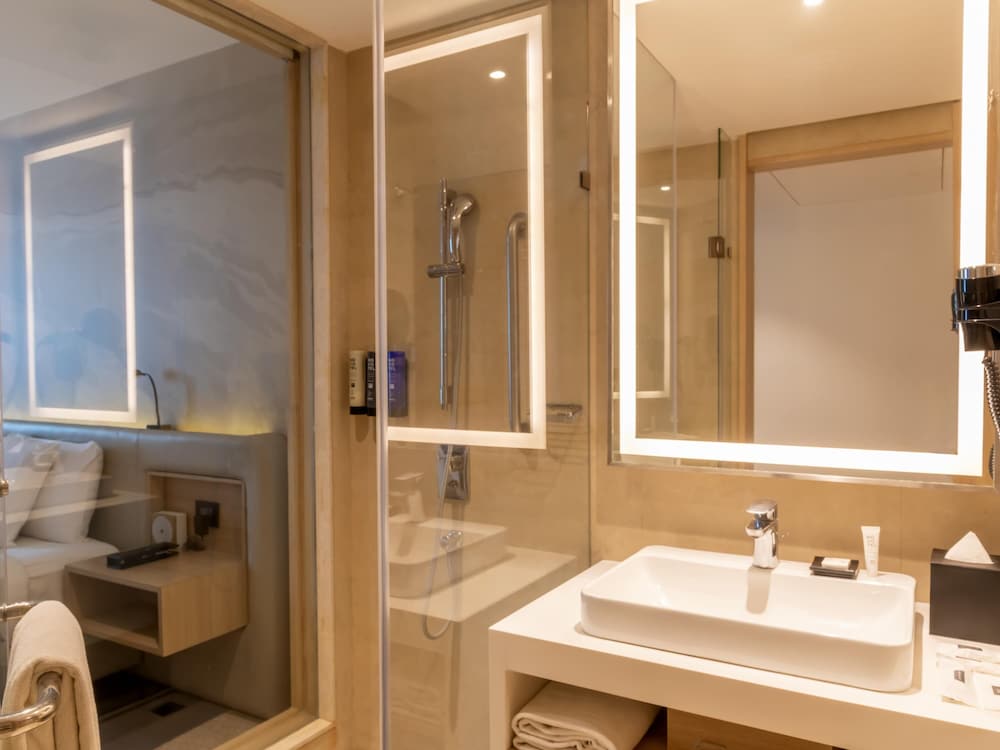 Фото Novotel Ahmedabad Hotel
