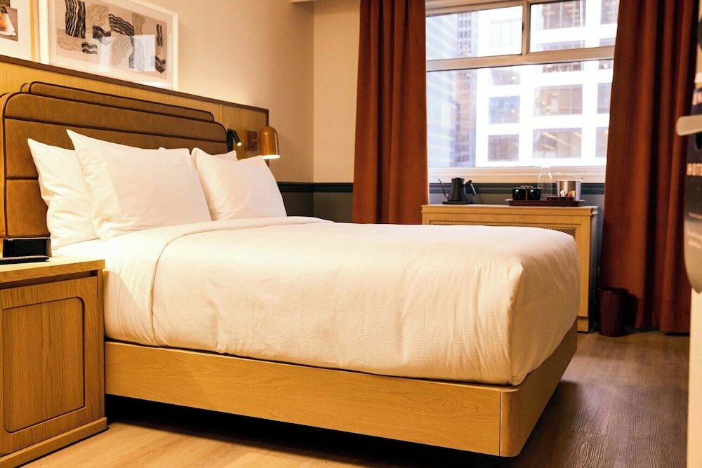 Фото Strathcona Hotel