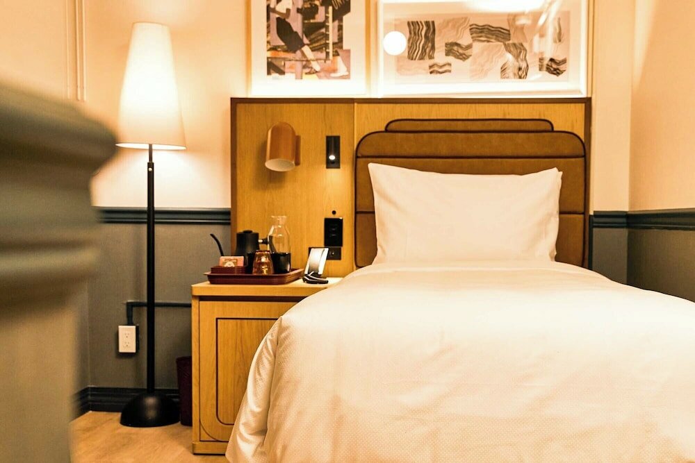 Фото Strathcona Hotel